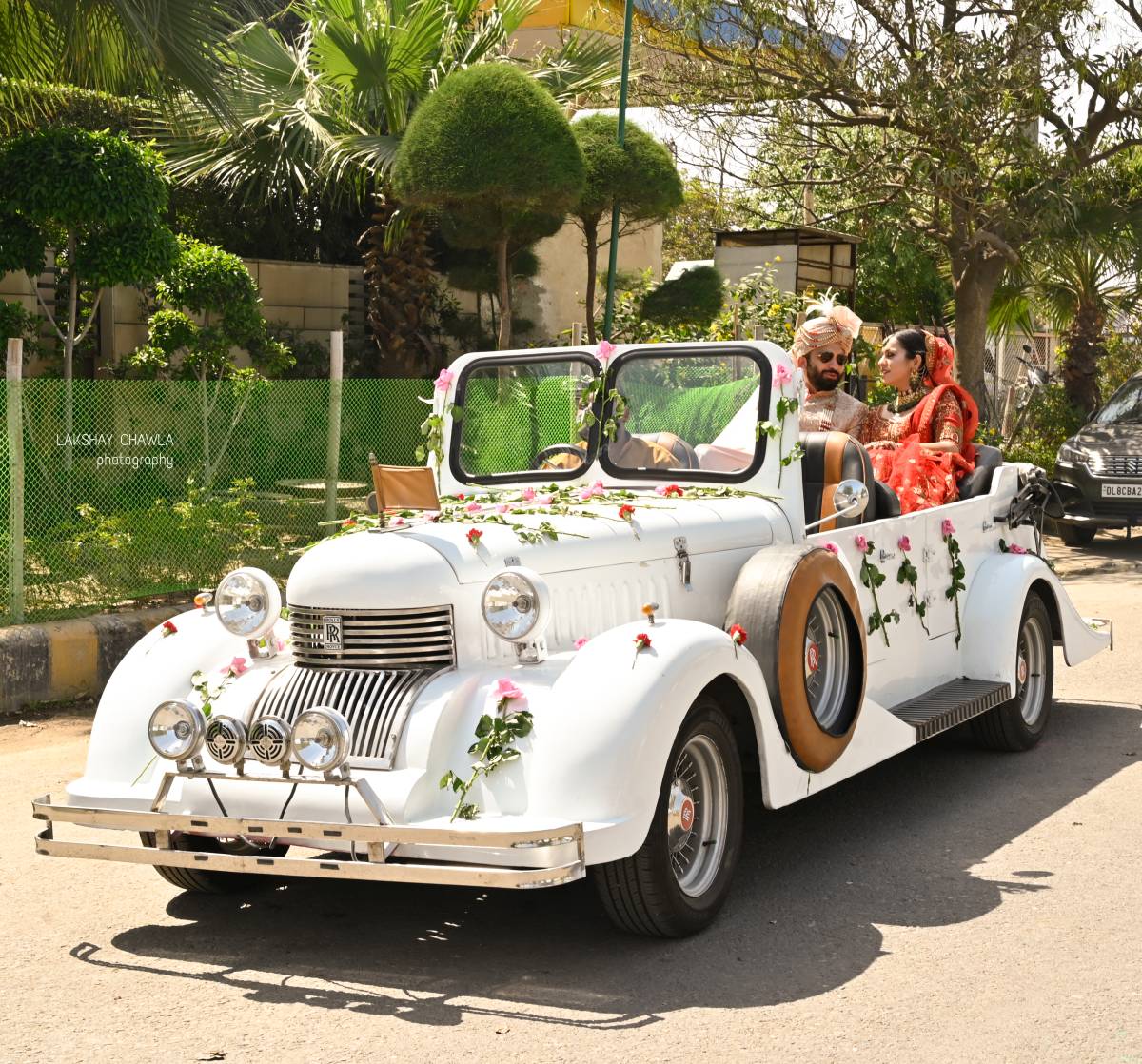 happy couple on white vintage car for wedding