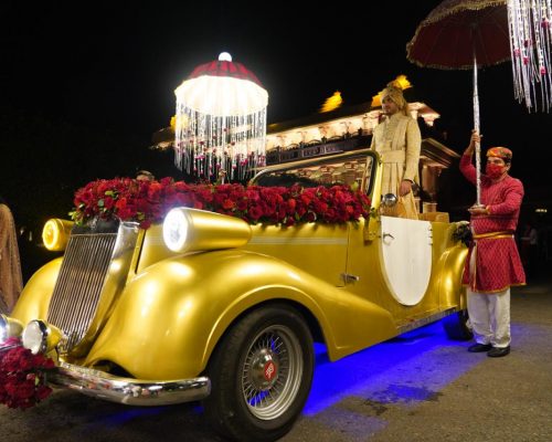 golden vintage car for wedding